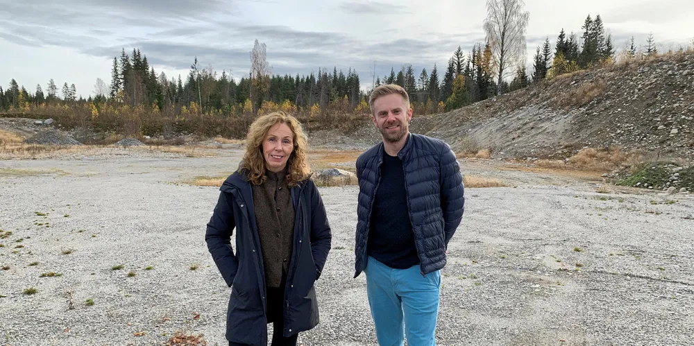 Investeringsbeslutningen er tatt for Furuseth solkraftverk i Stor-Elvdal. Her er administrerende direktør i Solgrid Kristin Furnes sammen med Bjørn Vegard Øiungen, næringsutvikler i Stor-Elvdal kommune.