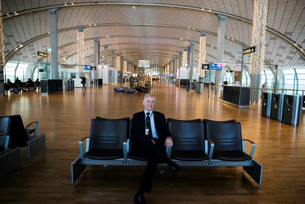 Ingen konsekvenser for Gardermoen: Men på lufthavnene i Stavanger, Haugesund, Alta, Svolvær, Sandnessjøen, Honningsvåg, Sandane og Rørvik kan ansatte bli tatt ut i streik klokken 10 fredag morgen, opplyser Avinor. Her er Dag Falk-Petersen, sjef i Avinor, avbildet under pressekonferanse på Gardermoen. Foto: Per Thrana