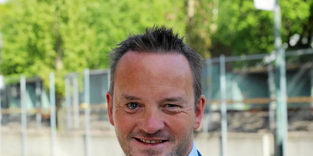 KAN ENDELIG SMILE: Geir Ove Ystmark, administrerende direktør i Sjømat Norge, gliser over Per Sandbergs vedtak om at industrien kan bli majoritetseier i en fiskebåt.Foto: Anders Furuset
