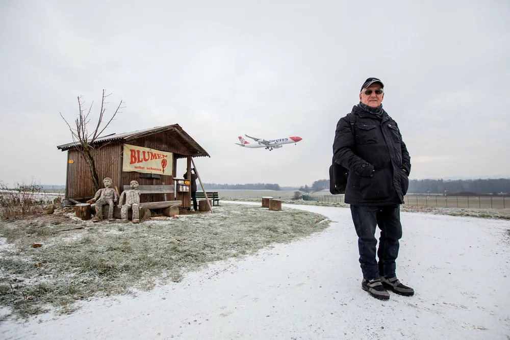 Christian Sutter-Pekonen bruker dagene på å speide etter fly. Han er en av hundrevis av såkalte «plane spotters», som henger rundt ulike flyplasser for å fotografere fly som lander og tar av. Hvert år under WEF-uken samles hundrevis av spottere på flyplassen i Zürich for å ta bilder av flyene som statslederne og næringslivstoppene ankommer i.
