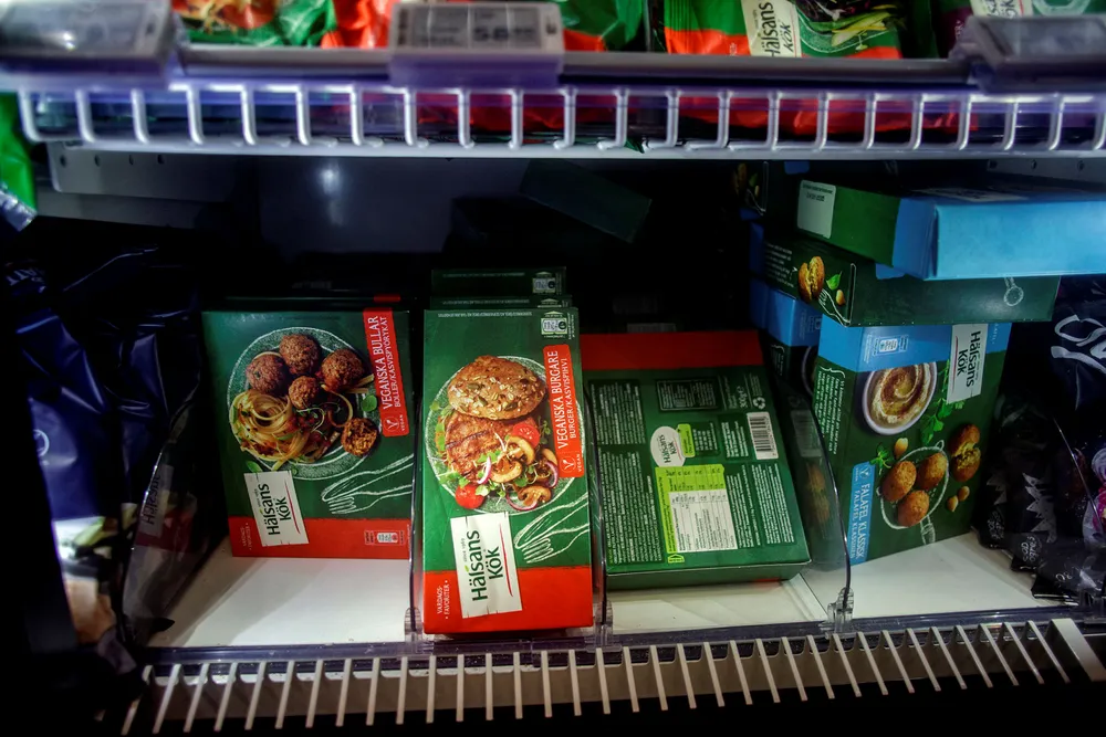 I butikkene finner du stadig flere ferdigmatprodukter som er laget av erter, bønner, havre, hvete og annet fra planteverdenen. Noen ser ut og smaker som kjøtt, andre har sin egen identitet som planteprodukt, men kan fortsatt fint ta plassen på tallerkenen der kjøttstykket pleide å ligge, skriver artikkelforfatteren. Foto: Javad Parsa