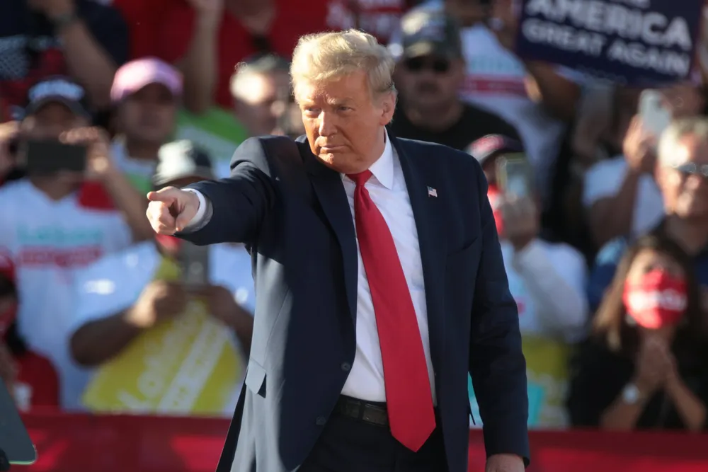 Donald Trumps nye tollsatser kan svekke norsk sjømat i USA, men samtidig kan børsnedtur og uro svekke den norske kronen. Det kan styrke salget av sjømat.