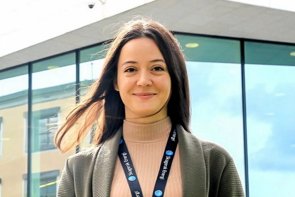 Lede forsker på mer effektivt vedlikehold av nedgravde kabler. Porteføljeforvalter og prosjekteier Mariona Zhuri sier at målet er å oppdage feil før kablene svikter.