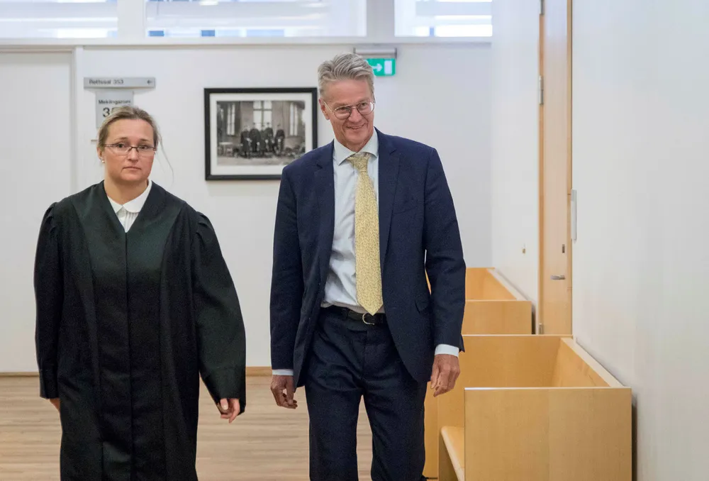 Tidligere Alevo-topp Ola Toftegaard Hox krever inntil 50 millioner kroner i erstatning for usaklig oppsigelse. Her sammen med sin prosessfullmektig Trude Stormoen under andre dag av arbeidsrettssaken i Oslo tingrett. Foto: Gunnar Lier