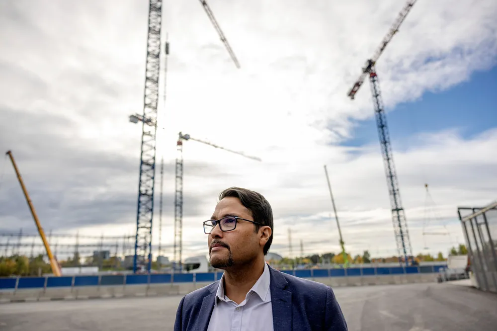 Konsernsjef Daniel Siraj i Obos står foran det nye Ulven-prosjektet i Oslo. Her fortsetter byggingen tross kostnadshopp og svekkede marginer. Andre prosjekter kan legges på is.