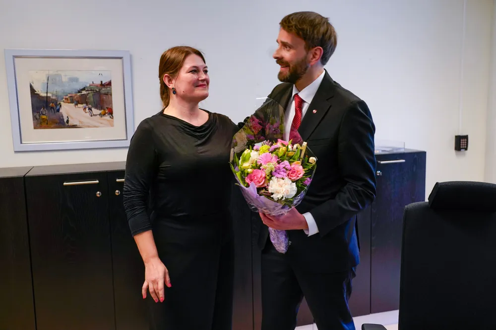Før Jan Christian Vestre overrakte nøkkelkortet og ga fra seg statsrådskontoret i Næringsdepartementet til Cecilie Myrseth, fikk han gjennom strenge bonuskutt for ledere i statlig og delstatlig eide selskaper.