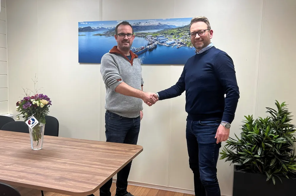 Øyvind Heggdal (høyre) har tatt over som daglig leder. Til venstre er produksjonssjef Frode Johan Aas, som har fungert som daglig leder fra i sommer av.