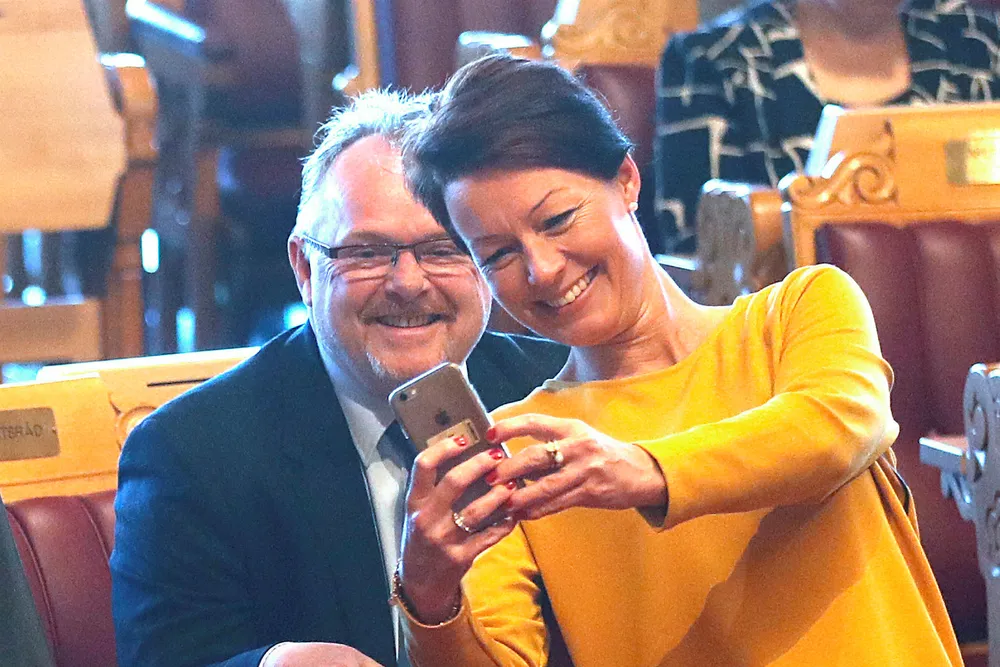 Høyre var klar for å la Line Henriette Holten (KrF) bli riksrevisor. Her tar hun en selfie i fjor med daværende innvandrings- og integreringsminister Per Sandberg (Frp) før en spørretime i Stortinget. Men det var nettopp Frp som hindret Holten fra å bli riksrevisor. Foto: Lise Åserud/NTB Scanpix