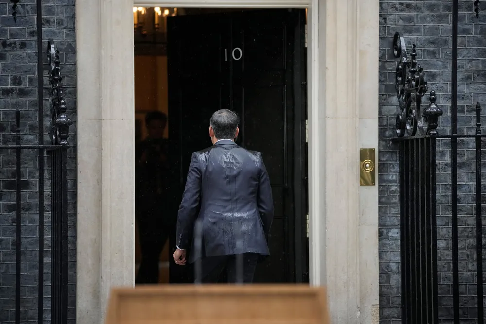 Takk og farvel. Storbritannias statsminister Rishi Sunak etter å ha annonsert nyvalg i regnet i London på onsdag.
