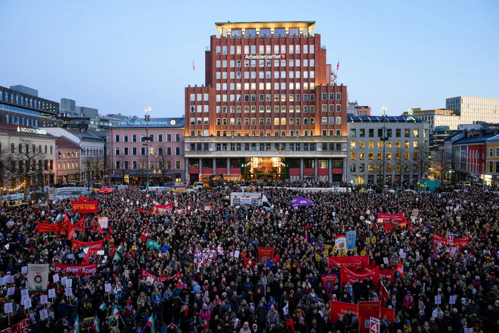 «Østrogen på blå resept!» er en del av løsningen og var en parole ved årets markering av 8. mars, skriver artikkelforfatteren. Bilde av markeringen på Youngstorget i Oslo.