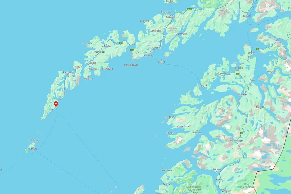 – Den skadde er en mann i 40-årene, han er våken og bevisst, skriver politiet i Nordland på X.