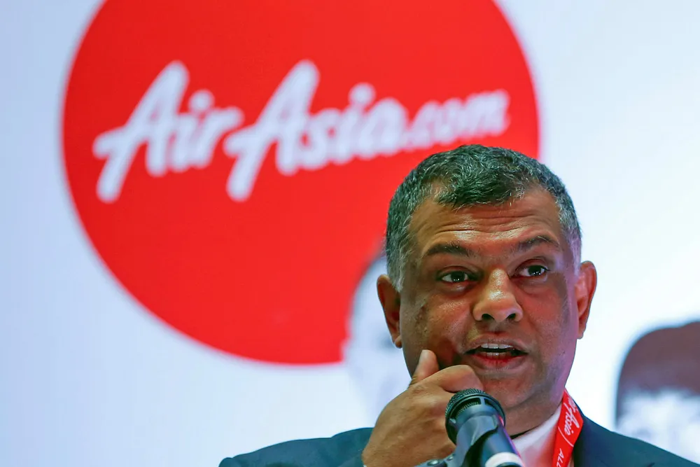 Konsernsjef Tony Fernandes hos Asias største lavprisselskap har vært svært aktiv på sosiale medier for å kommunisere direkte med millioner av følgere. Nå har AirAsia-grunnleggeren fått nok etter at masseskytingen på New Zealand ble strømmet direkte på Facebook. «Stengte Facebook-kontoen med 670.000 følgere. Tenker på Twitter nå og om jeg skal stenge eller ikke».