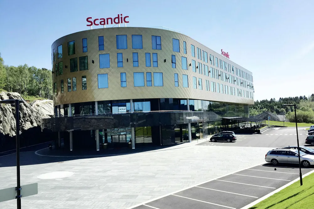 Den børsnoterte Scandic-kjeden, her representert ved Flesland Airport Hotel utenfor Bergen, er hardt rammet av koronakrisen.