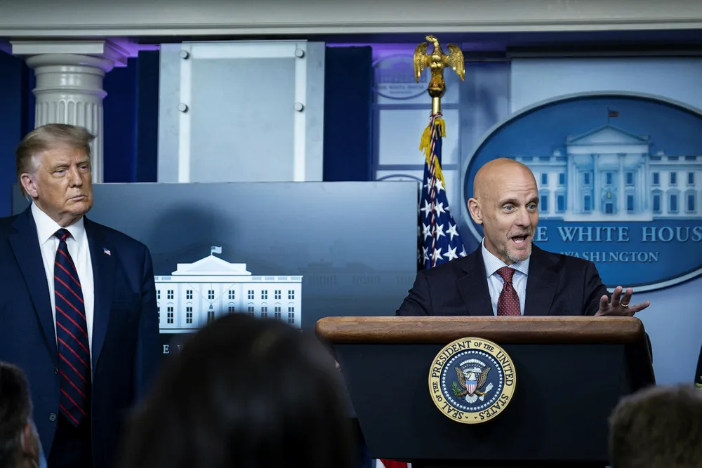 Fagmiljøer har vært sterkt kritiske til påstanden om en behandlingsmetodes effektivitet etter president Donald Trumps kunngjøring om at den var hastegodkjent søndag. Tirsdag innrømmet Stephen Hahn, lederen for det amerikanske legemiddelverket og mattilsynet FDA, at kritikken er berettiget. Her er de sammen på en pressekonferanse i Det hvite hus.