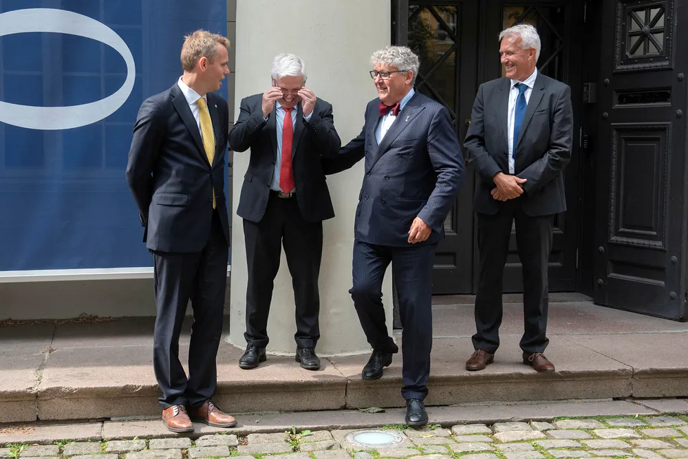 Mandag ble det avholdt obligasjonseiermøte hvor långiverne skulle stemme over Okeas forslag. Her er de fire gründerne av Okea under fotografering etter børsnoteringen sommeren 2019. Ola Borten Moe (fra venstre), Knut Evensen, Erik Haugane og Anton Tronstad.