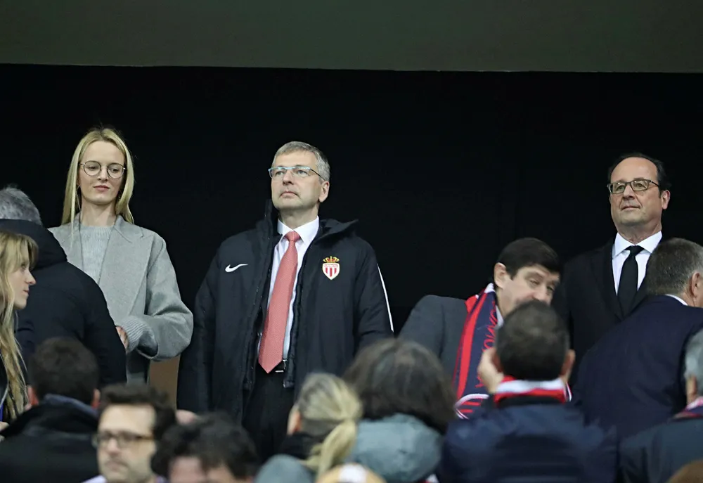 Den russiske oligarken Dimitrij Rybolovlev på Monaco-kamp tidligere i år. Rybolovlev er president i fotballklubben. Til høyre Frankrikes tidligere president François Hollande. Foto: Xavier Laine/Getty Images