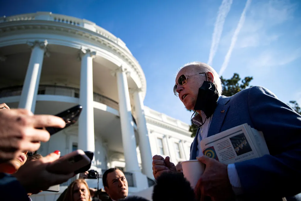 Den amerikanske presidenten Joe Biden forsøker å få bensinprisen i USA ned ved å oversvømme markedet med olje.
