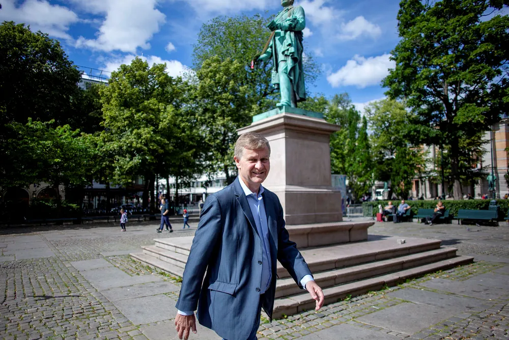 Erik Solheim (64) skal fortsette å fly verden rundt ettersom han nå får en rekke nye roller, både for selskaper, organisasjoner og mest av alt Kinas enorme «Ett belte, en vei»-prosjekt.