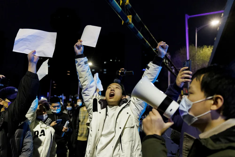 Det er omfattende demonstrasjoner, til Kina å være, i storbyer over hele landet. Her fra Beijing natt til mandag.