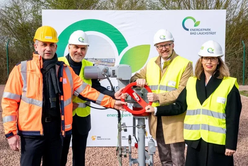 The ceremonial commissioning of the pipeline. Left to right: Ontras' Gunar Schmidt; Armin Willingmann, Saxony-Anhalt's energy and climate minister; Thomas Kralinski, state secretary at the Saxony-Anholt energy and climate ministry; Cornelia Müller-Pagel, project manager of the Bad Lauchstädt Energy Park and head of green gases at VNG.