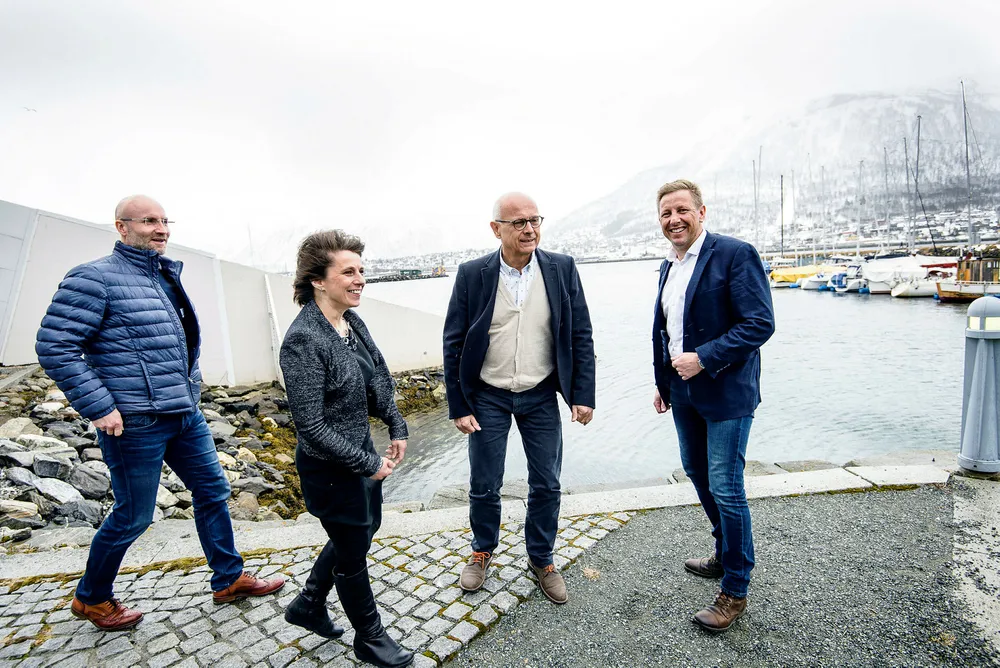 Oljeselskapet Eni støtter miljøforskning i Tromsø. Fra venstre Andreas Wulff, kommunikasjonsdirektør Eni Norge. Sabine Cochrane, seniorforsker hos Akvaplan-Niva, John Eirik Paulsen, fagleder ytre miljø Eni Norge og Terje Aspen, fakultetsdirektør BFE-fakultetet, UiT Norges arktiske universitet. Foto: Lars Åke Andersen