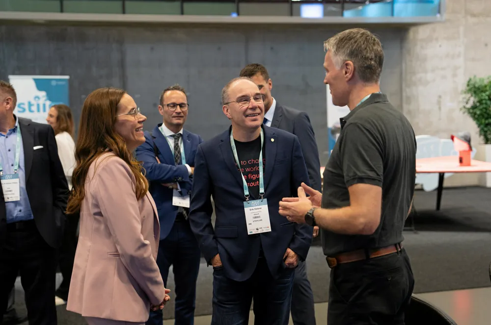 Fiskeri- og havminister Marianne Sivertsen Næss besøkte Salmon Group sin stand på Aquanext i fjor. Her i prat med sjef i Salmon Group, Jan Ove Langeland, og eier av Osland havbruk, Erik Osland