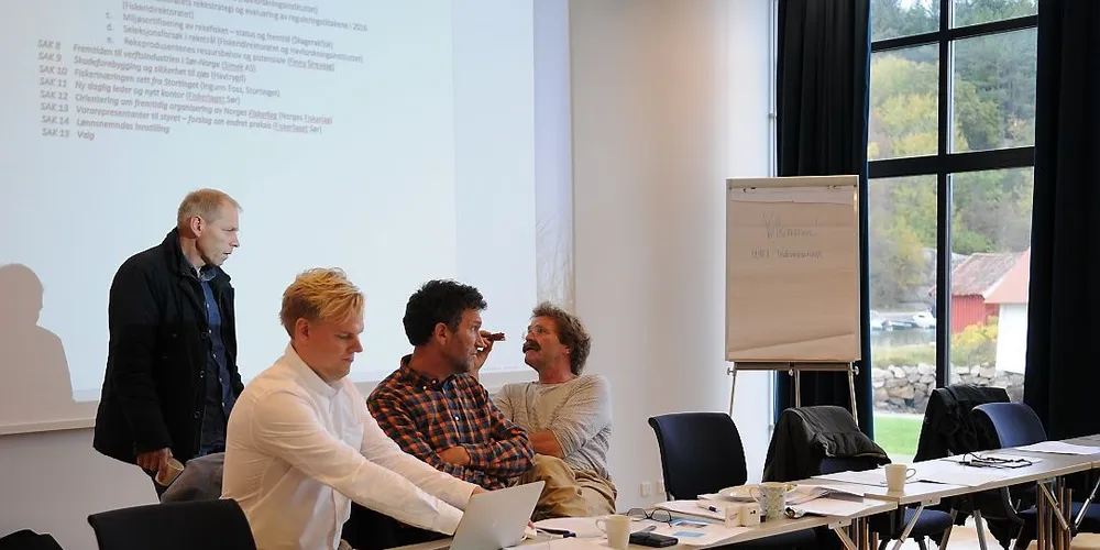 Rekefisker Lennart Danielsen (t.v.), daglig leder Erlend Grimsrud i Fiskerlaget Sør, styremedlemmene Steinar Bredsand og Frode Christiansen er klar for to dager med organisasjonsarbeid. Foto: Kjersti Kvile