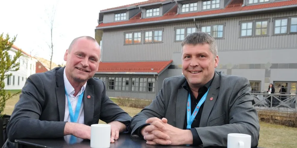 - Fiskeridepartementet satser knalltøft på en vekst innenfor næringen, og så tar du bort en del av verktøyet med å fjerne fagutdanning, sier Bengt Rune Strifeldt (t.h.). Han og statssekretær Ronny Berg vil hindre at Kunnskapsdepartementet fjerner sjømatproduksjonslinjen. Foto: Kjersti Kvile