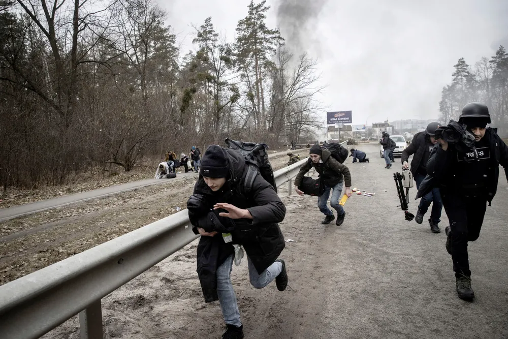 Slaget om byen Irpin, vel 20 kilometer nordvest for Kyiv, fortsetter. Her flykter både sivile og militære søndag fra russiske artilleriangrep.