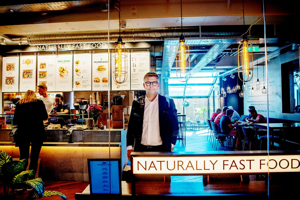 Umoe Restaurants er tungt inne hurtigmatsegmentet med kjeder som Peppes Pizza, Burger King og Starbucks, men kjeden satser nå også på sunn og bærekraftig mat gjennom den britiske kjeden Leon. Her besøker toppsjef Sverre Helno selskapets første Leon-restaurant, som åpnet på Oslo S i juni. Foto: Mikaela Berg