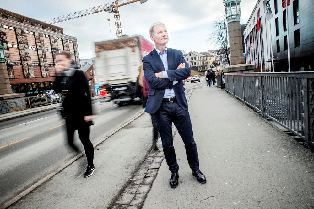 Grunnlegger Erik Hagen i vekstfondet Viking Venture mener staten kunne gjort mer for å hjelpe gründermiljøer, og at statlige Argentum burde vært verktøyet for å bidra med kapital. Hagen pendler mellom kontorene på Bakklandet i Trondheim og London. Foto: Øyvind Nordahl Næss