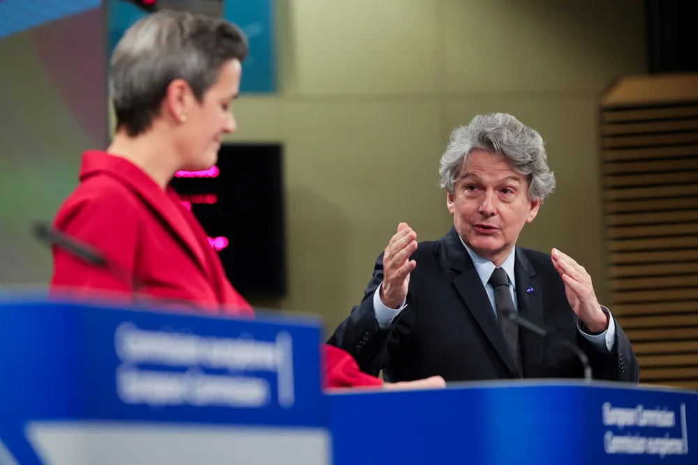 Musk-jegerne. EU-kommissærene Margrethe Vestager og Thierry Breton vil gi EU muskler til å håndheve et nytt innholdsregelverk for sosiale medier.