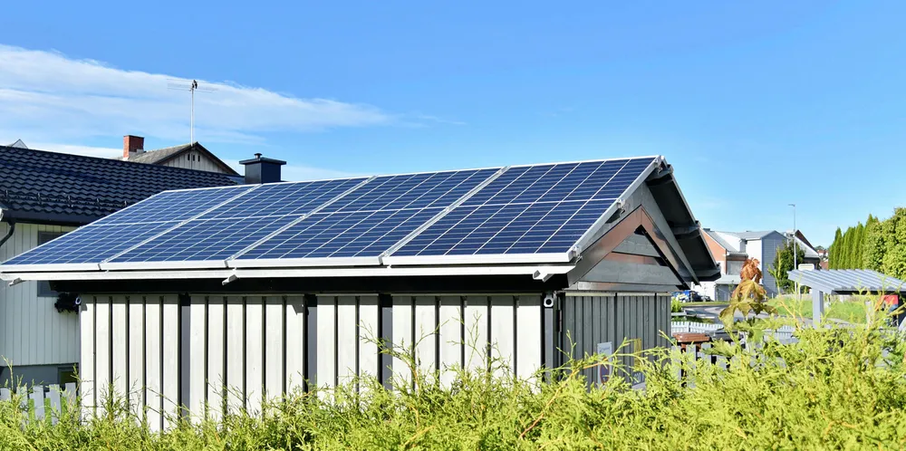 Nettstasjonen i Hønefoss har solceller på taket til eget forbruk eller til levering på nett.