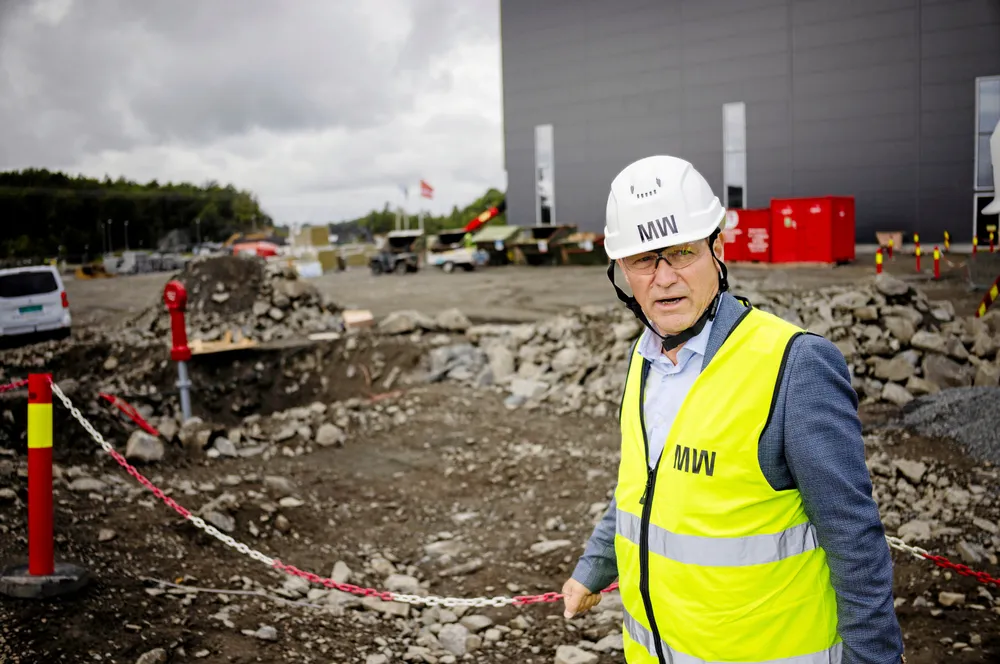 Lars Christian Bacher sjef for Morrow, under et besøk på byggeplassen for Morrow sin nye batterifabrikk i Arendal.
