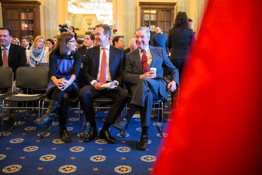 Utenriksminister Børge Brende fant venner i Kongressen der han torsdag la frem en rapport som viser hvordan norske investeringer bidrar til jobber i USA. Til venstre sitter den republikanske kongressrepresentanten Martha McSally fra Arizona og til høyre den demokratiske senatoren Sheldon Whitehouse fra Rhode Island. Foto: Gunnar Blöndal