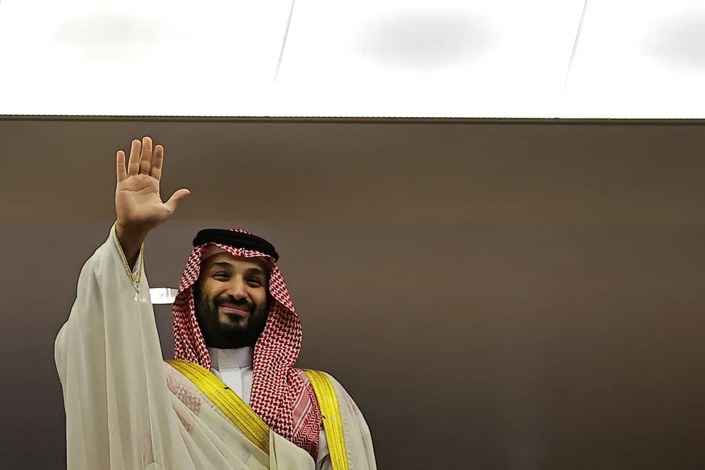 Saudi-Arabias kronprins Mohammed bin Salman har sett seg lei på juksematerne i Opec og bestemte seg for å øke produksjonen tidligere i år. Her hilser kronprinsen fra tribunen under en fotballkamp.