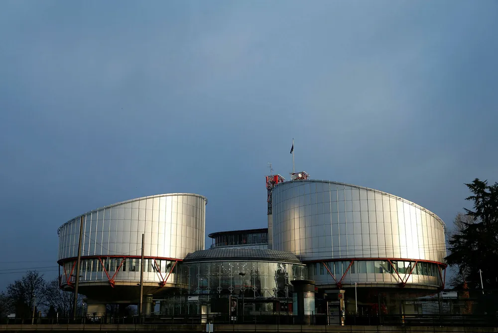 Hvis borgerne ikke lenger erfarer at rettferdighet er den sentrale ingrediens i utfallet, vil man rett og slett ikke lenger akseptere en domstol, skriver forfatteren. Her fra Den europeiske menneskerettsdomstol i Strasbourg, Frankrike. Foto: Vincent Kessler/Reuters/NTB Scanpix