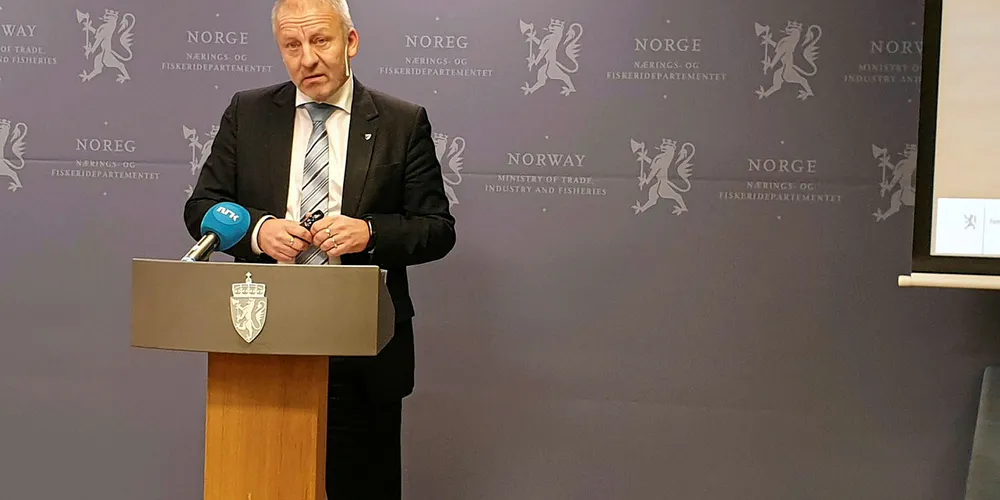Fiskeri- og sjømatminister Geir-Inge Sivertsen (H) under fremleggelsen av trafikklyssystemet.