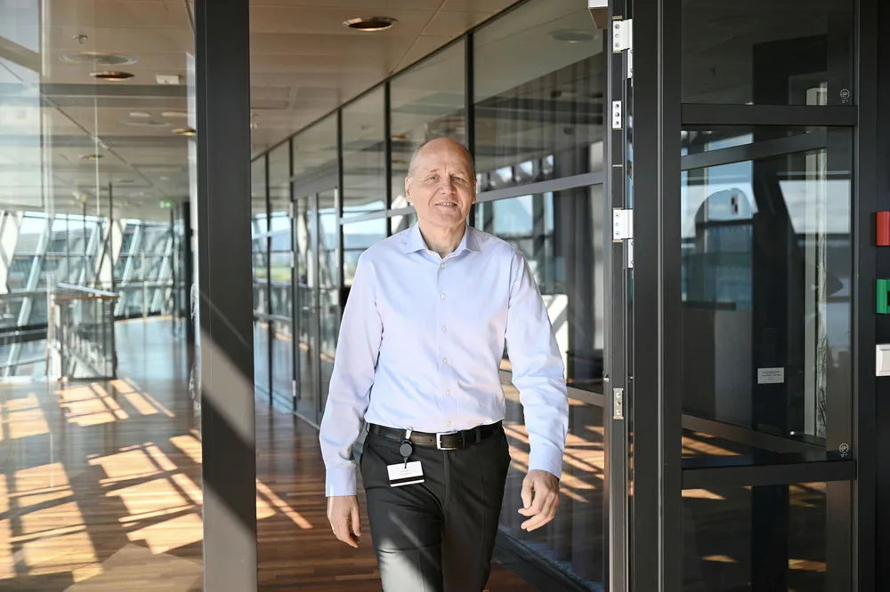 Konsernsjef Sigve Brekke i Telenor legger frem tall mens han jobber med en storfusjon i Asia