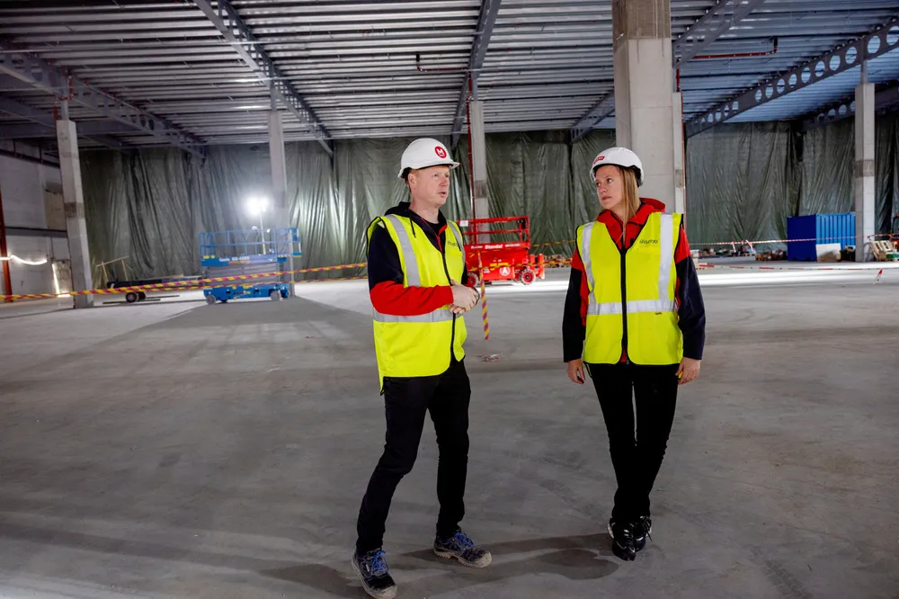 Her kommer Menys sentraliserte lager hvor det skal plukkes varer til kjedens nettkunder i Stor-Oslo. Meny-sjef Vegard Kjuus og Ida Juliane Havnås tror anlegget på sikt skal øke lønnsomheten.