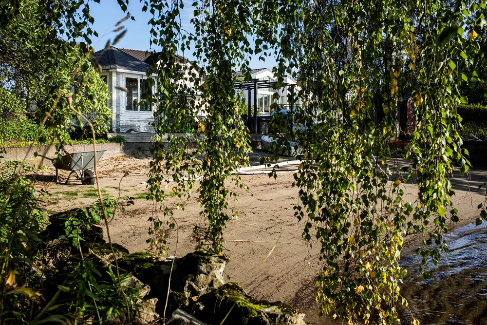 Til venstre bak buskene, et lysthus til besvær, til høyre tilhørende bolighus. Lysthuset på 7,5 kvadratmeter har i årevis vært gjenstand for en strid som har involvert en lang rekke sentrale myndigheter.