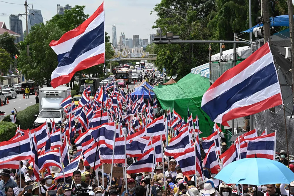 Det er oppstått regjeringskrise i Thailand etter at det nest største partiet forlot regjeringskoalisjonen onsdag kveld. Demonstranter forlanger torsdag formiddag at statsminister Paetongtarn Shinawatra går av. Hovedindeksen ved Bangkok-børsen, som er over 20 prosent lavere enn ved nyttår, fortsetter fallt.