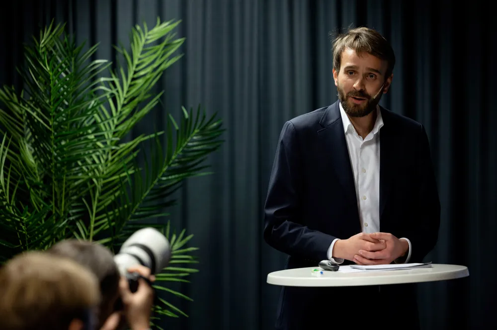 Næringsminister Jan Christian Vestre, deler ut 623 millioner kroner til grønne prosjekter i næringslivet.