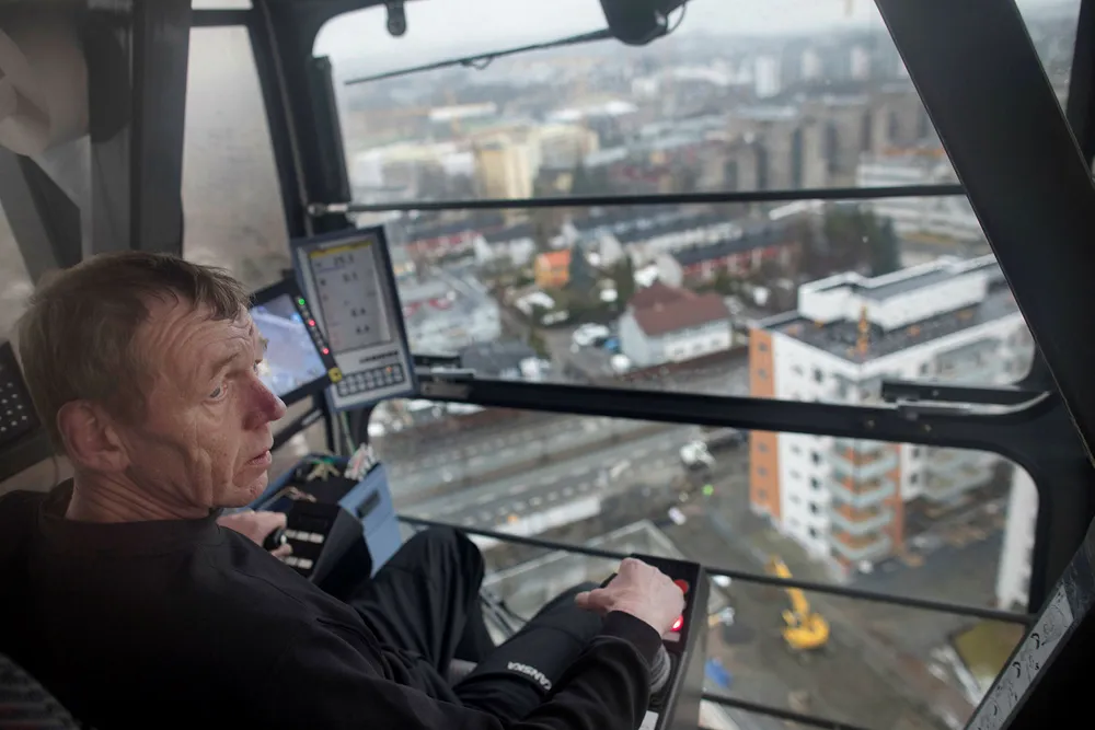 50 meter over nyboligprosjektet Møllers Hage på Løren i Oslo har kranfører Halvor Jubskaas utsikt over store deler av hovedstaden. Foto: Øyvind Elvsborg