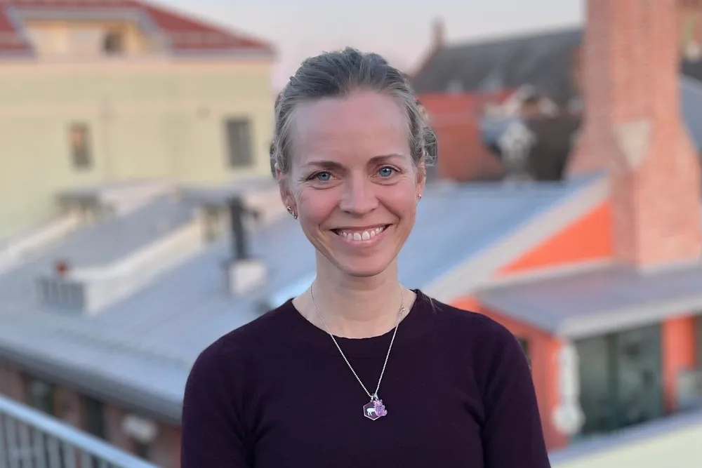 Caroline Lunde Ellingsen er utdannet jurist fra Universitetet i Oslo, og har studert ved Humbolt-Universität zu Berlin i Tyskland.