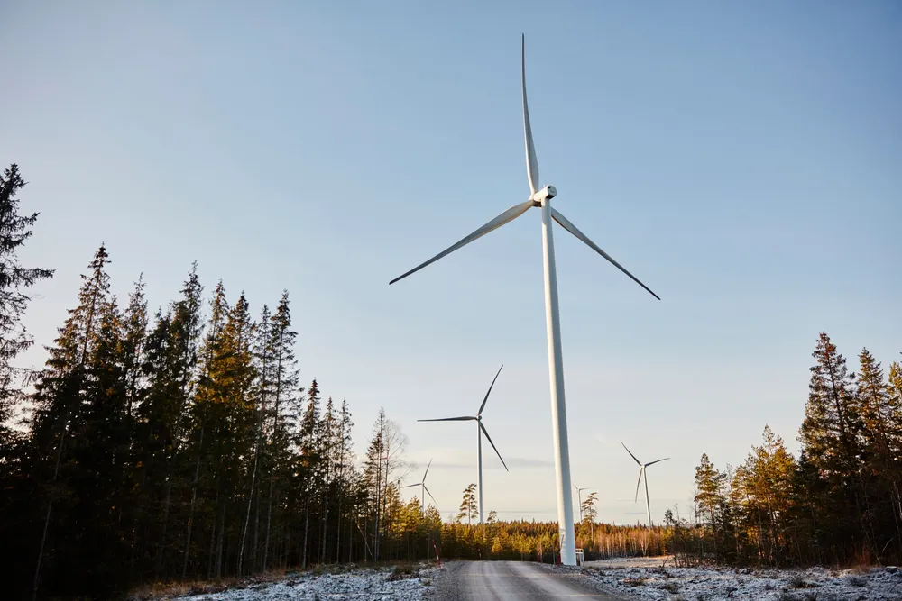 Vindkraft er den raskeste og rimeligste energiløsningen vi har for å kutte bruken av fossil energi, ifølge skribenten.