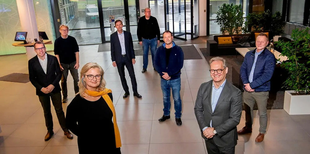 Arbeidet med fusjonsforhandlingene ledes av en styringsgruppe som består av styrelederne, konsernsjefene og to representanter for de ansatte fra hvert konsern. (Foran fra venstre: Ann-Christin Andersen, styreleder Glitre Energi, Lars Erik Torjussen, styreleder Agder Energi, Steffen Syvertsen, konsernsjef i Agder Energi, Oddvar Emil Berli, konsernhovedstillitsvalgt i Agder Energi, Pål Skjæggestad, konsernsjef i Glitre Energi, Rune Bæver, tillitsvalgt i Glitre Energi, Roger Thorsland, tillitsvalgt i Agder Energi. Helt bak Jan Helmen, tillitsvalgt i Glitre Energi.