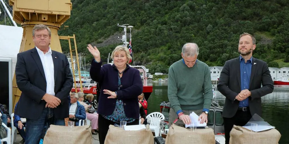 Fiskeriminister Harald Tom Nesvik, statsminister Erna Solberg, Ap-leder Jonas Gahr Støre og SV-leder Audun Lysbakken på Husøydagan.Foto: Jørn Mikael Hagen