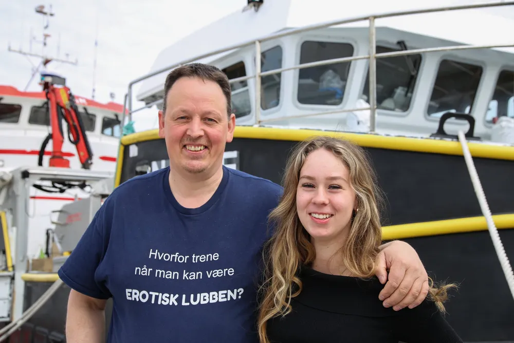 Far og datter Bård og Martine Larsen trives som kolleger om bord linesjarken «Svarthav». Om du stusser over skipperens bekledning, så bemerker dattera at Bård har stilt opp hos NRK i langt verre t-skjorte enn dette.
