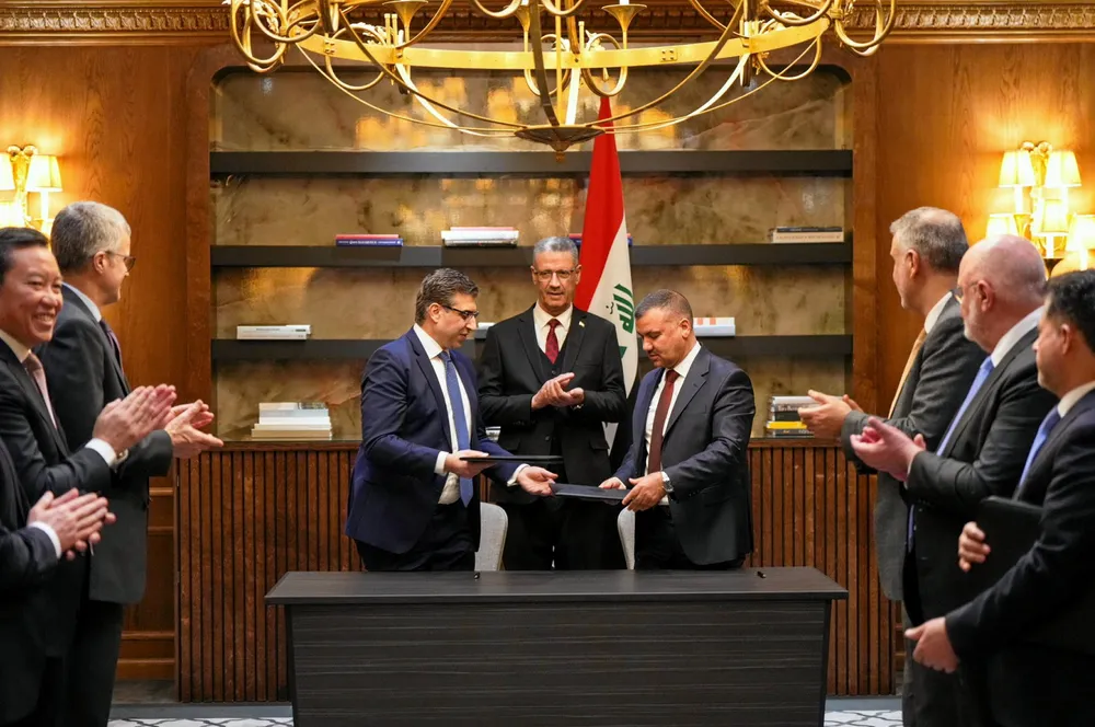 Iraqi Prime Minister Hayan Abdul Ghani Al-Sawad and BP’s Iraq branch manager Zaid Al-Yasiri sign a memorandum of understanding for the Kirkuk redevelopment in London on 14 January.
